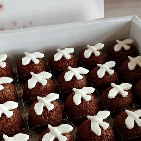 Mix 24 Confeitos de Açúcar Mini Pombas Batizado