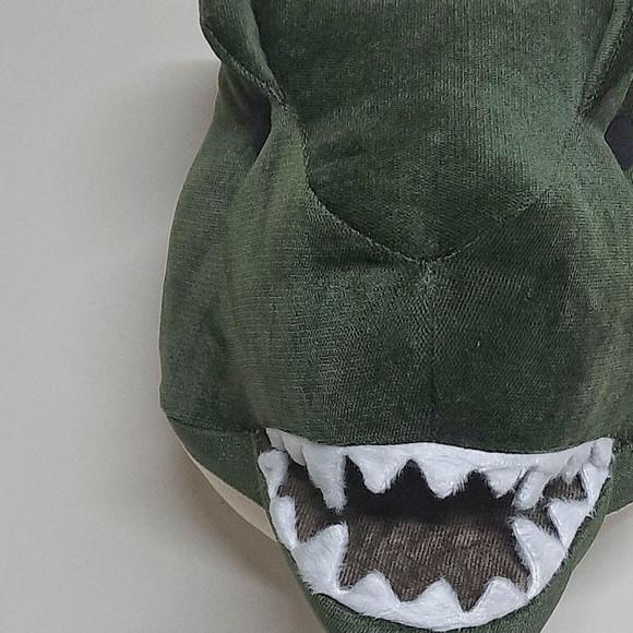 Cabeça de Dinossauro Falsa Taxidermia em Tecido.