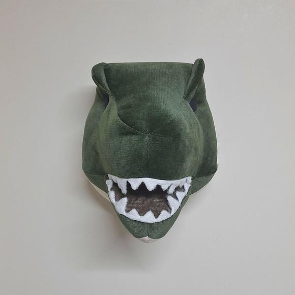 Cabeça de Dinossauro Falsa Taxidermia em Tecido.
