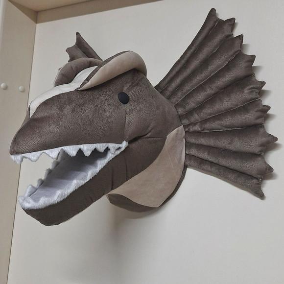 Cabeça de Dinossauro Falsa Taxidermia.