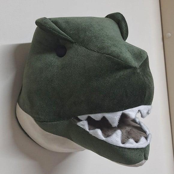 Cabeça de Dinossauro Falsa Taxidermia em Tecido.