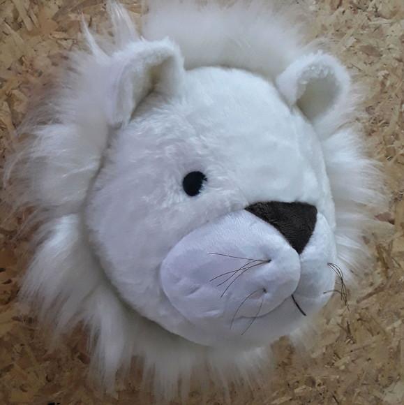 Falsa Taxidermia em Pelúcia Leão Branco