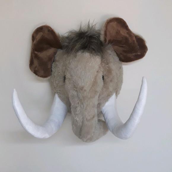 Falsa Taxidermia em Pelúcia Mamute