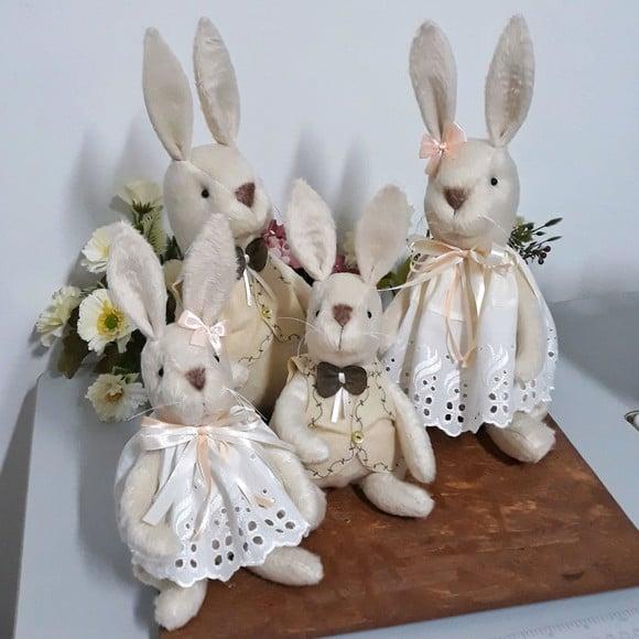 Família de Coelhos em Pelúcia