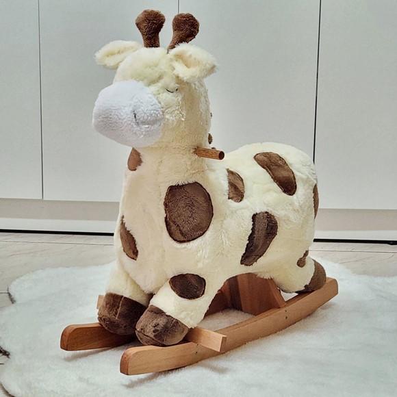 Girafa em Pelúcia e Madeira