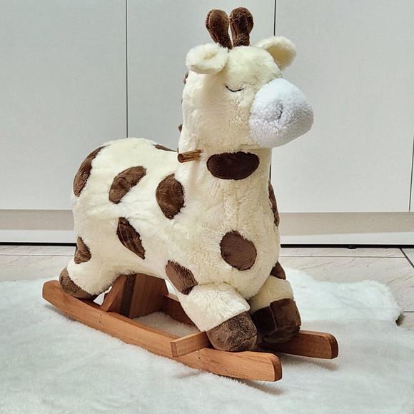 Girafa em Pelúcia e Madeira