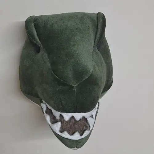 Cabeça de Dinossauro Falsa Taxidermia em Tecido.