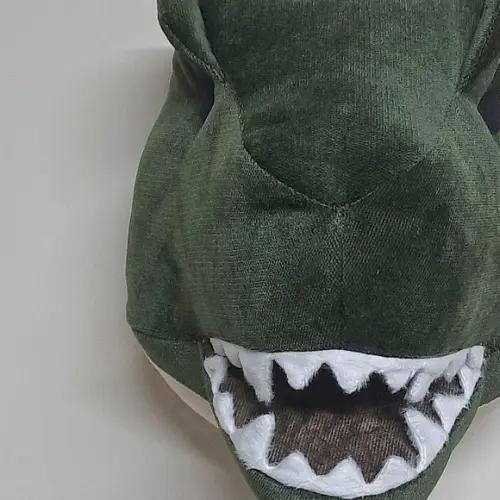 Cabeça de Dinossauro Falsa Taxidermia em Tecido.