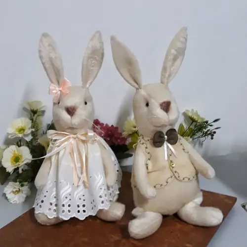 Casal de Coelhos em Pelúcia