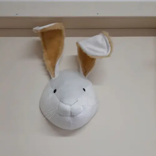 Coelho Falsa Taxidermia em Pelúcia