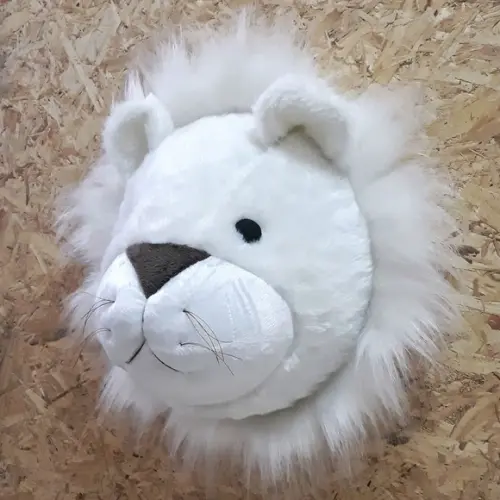 Falsa Taxidermia em Pelúcia Leão Branco