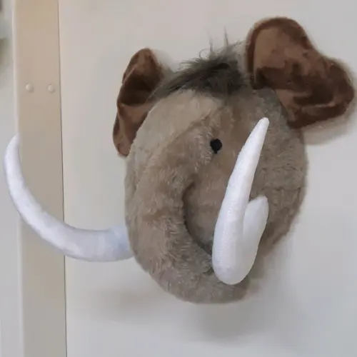 Falsa Taxidermia em Pelúcia Mamute