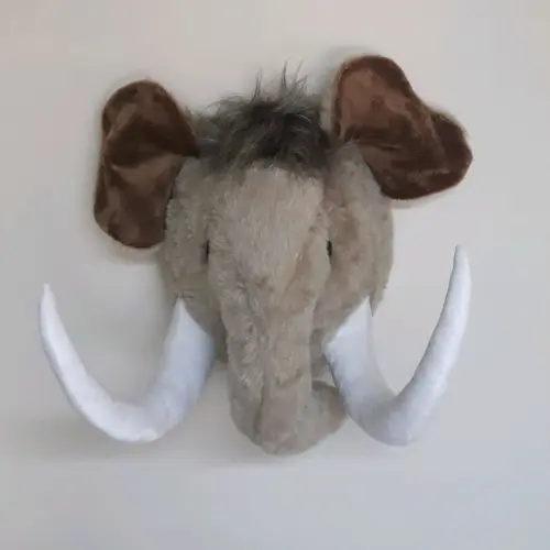 Falsa Taxidermia em Pelúcia Mamute