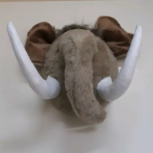 Falsa Taxidermia em Pelúcia Mamute