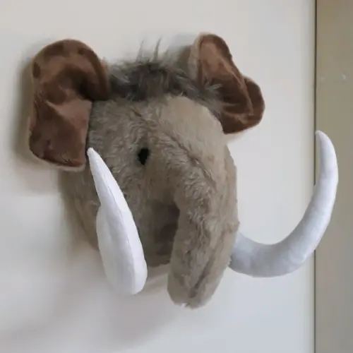 Falsa Taxidermia em Pelúcia Mamute