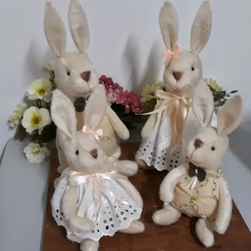 Família de Coelhos em Pelúcia