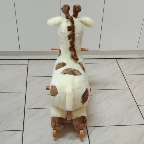 Girafa em Pelúcia e Madeira