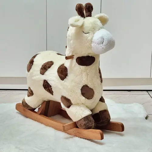 Girafa em Pelúcia e Madeira