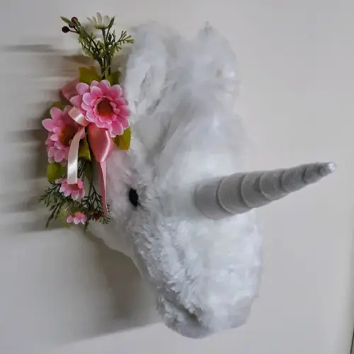Unicórnio Falsa Taxidermia em Pelúcia