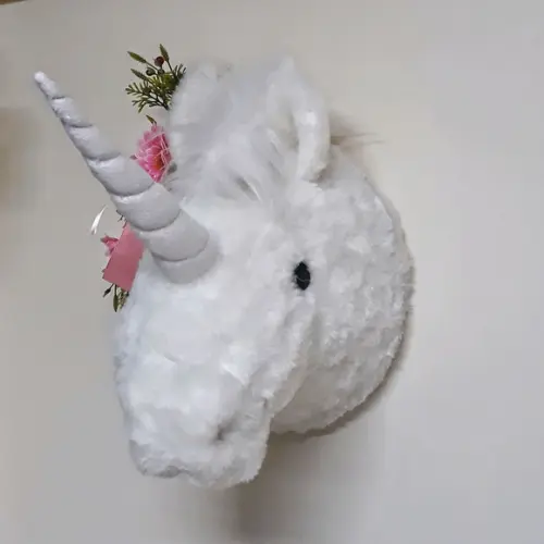 Unicórnio Falsa Taxidermia em Pelúcia