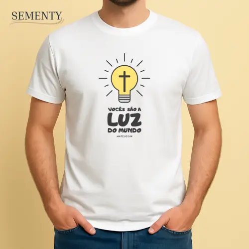 Camiseta Cristã com Versículo Vocês São a Luz do Mundo – Mateus 5:14 – Fé Estampada com Estilo