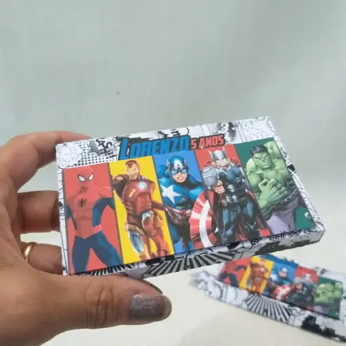 Caixa Kit Kat Herois