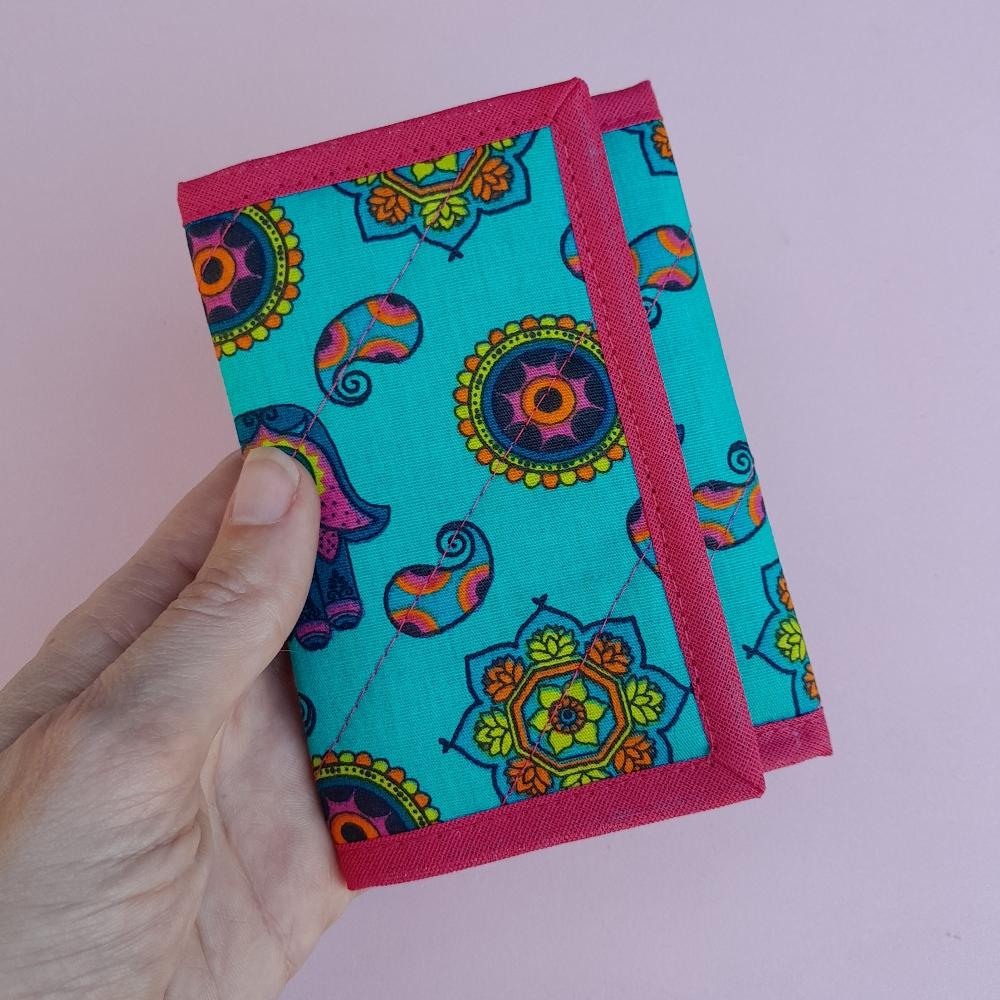 Carteira Feminina em Tecido – Compacta, Útil e Estilosa