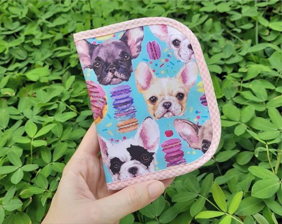 Carteira em Tecido com Estampa de Cachorros e Macarons