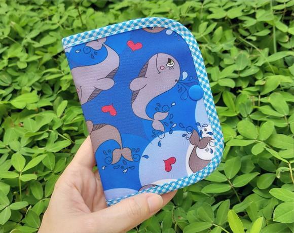 Carteira em Tecido com Estampa de Baleias