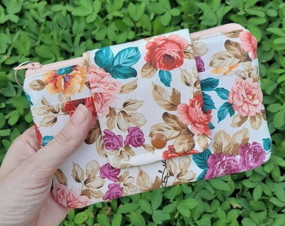 Carteira Porta Celular em Tecido com Estampa de Rosas