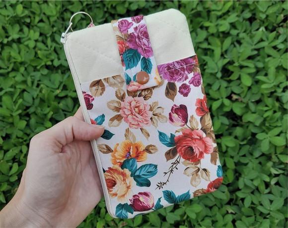 Carteira Porta Celular em Tecido com Estampa de Rosas