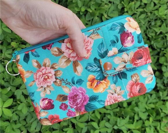 Carteira Porta Celular em Tecido com Estampa de Rosas