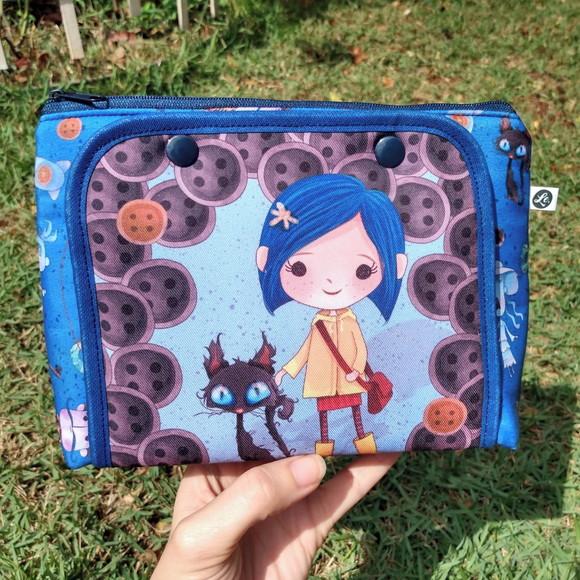 Necessaire Farmacinha em Tecido Estampa Coraline