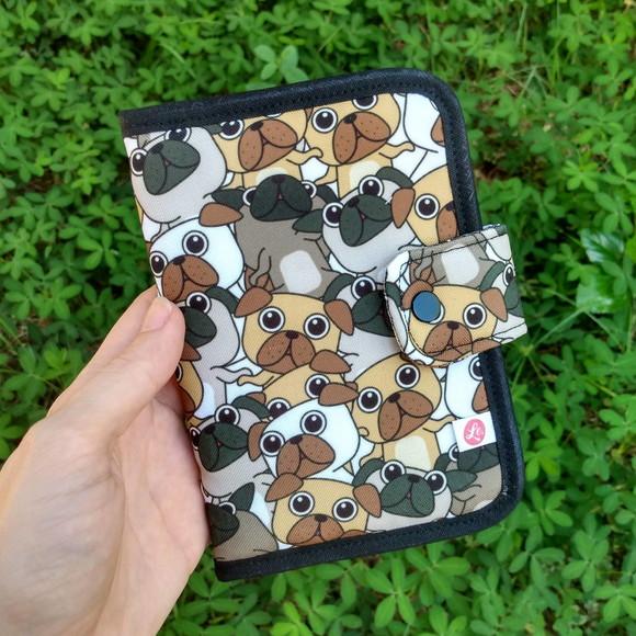 Carteira Porta Passaporte em Tecido Estampa Doguinhos - Pugs