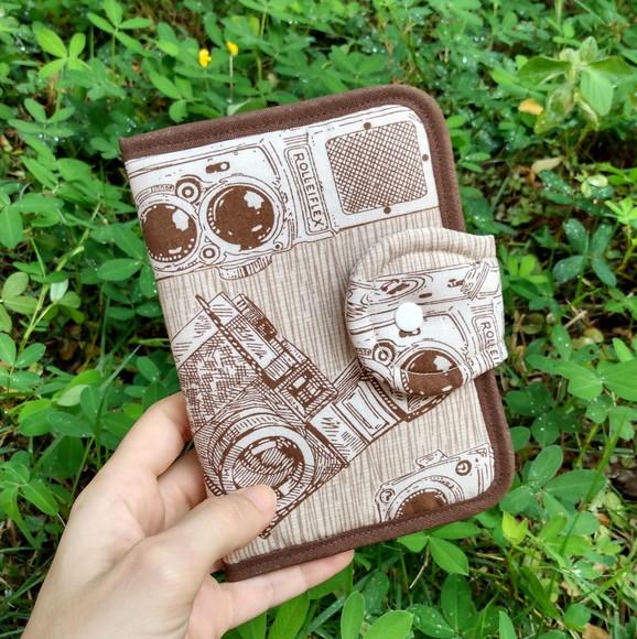 Carteira Porta Passaporte em Tecido Estampa Máquinas Vintage