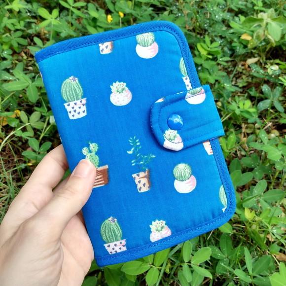 Carteira Porta Passaporte em Tecido Estampa Cactos