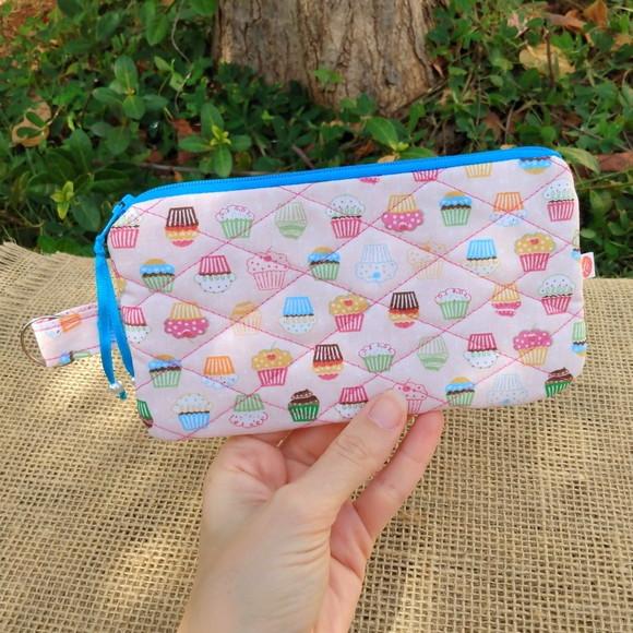Necessaire em Tecido com Estampa de Cupcakes