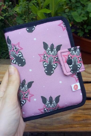 Carteira Porta Passaporte em Tecido Estampa Zebra