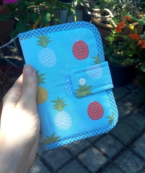 Carteira Porta Passaporte em Tecido Estampa Abacaxis