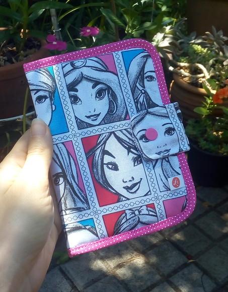 Carteira Porta Passaporte em Tecido Estampa Princesas Disney