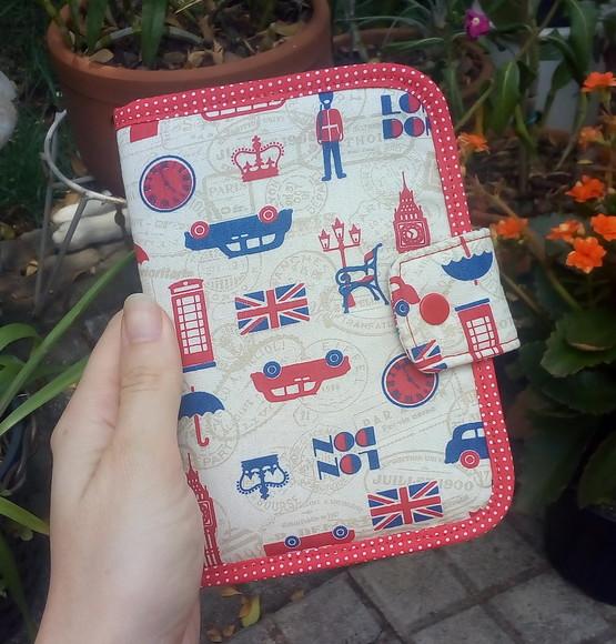 Carteira Porta Passaporte em Tecido Estampa Londres