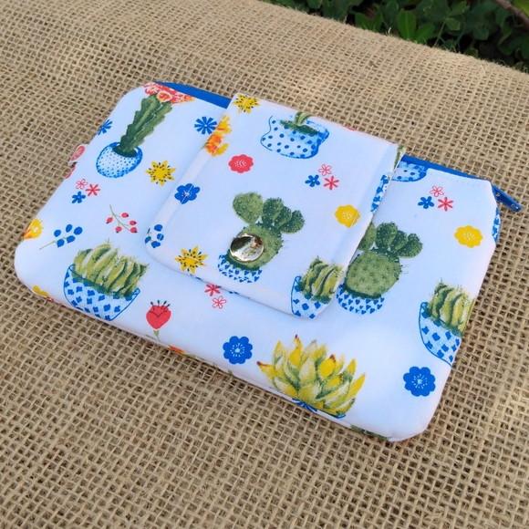 Carteira Porta Celular em Tecido com Estampa de Cactos