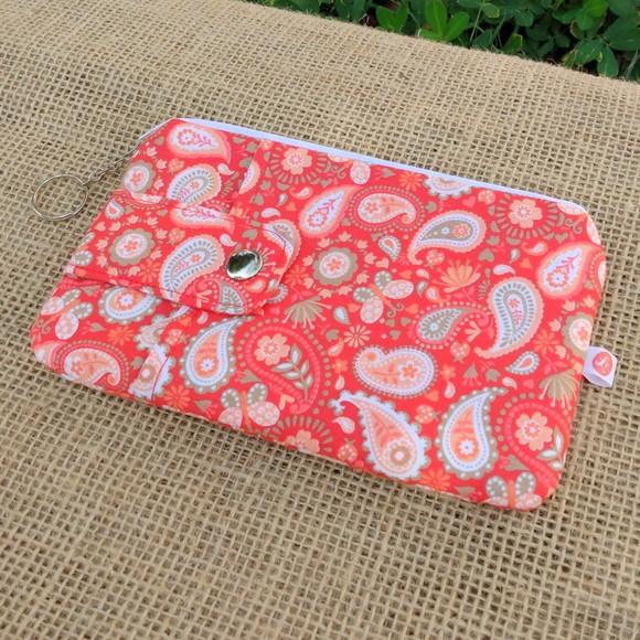 Carteira Porta Celular em Tecido com Estampa Paisley