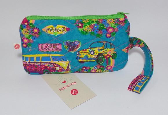 Necessaire em Tecido com Estampa de Hippie Fuscas e Kombis