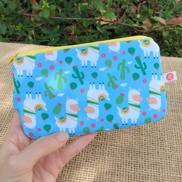 Necessaire em Tecido com Estampa de Lhamas e Cactos