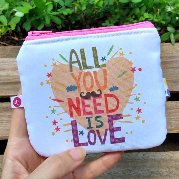 Porta Moedas All You Need Is Love