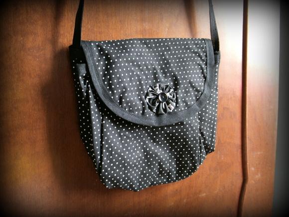Bolsa Preta com Poás e Caveirinhas