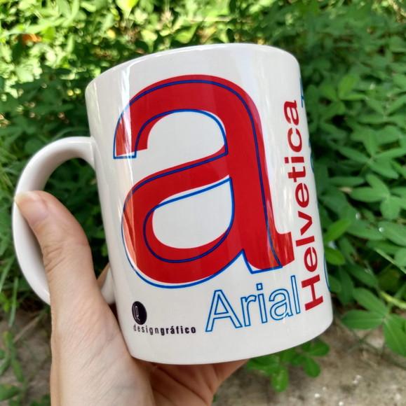 Caneca Arial x Helvetica