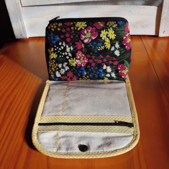 Necessaire Organizadora com Abas: Praticidade na Bolsa