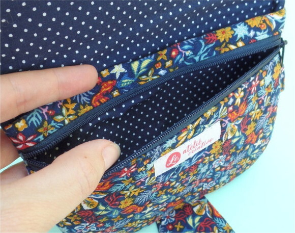 Carteira Bolsa de Mão em Tecido com Estampa Floral